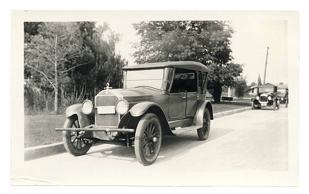 photos en noir et blanc d'une ancienne voiture - 20s photos et images de collection