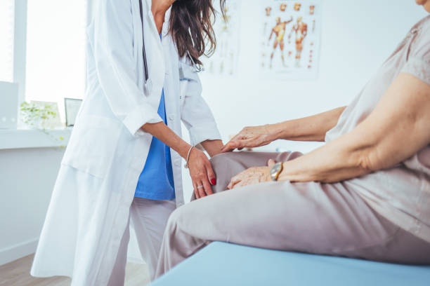 istock Pain in the knee. 1571644655
