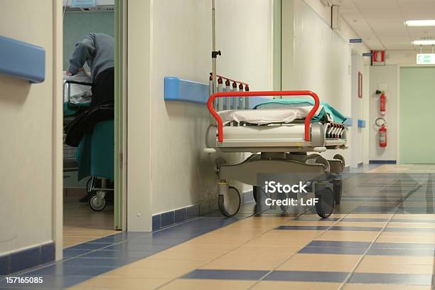 病院の廊下 - 医療器具 ストレッチャーのストックフォトや画像を多数ご用意 - 医療器具 ストレッチャー, 病院, 人物なし