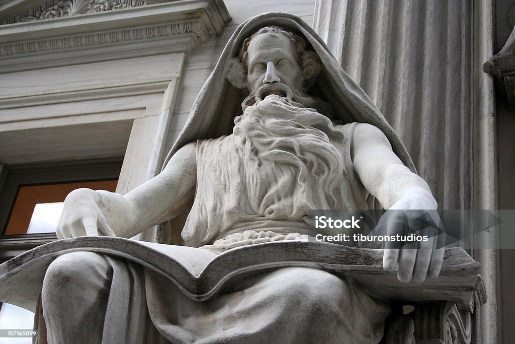 Estatua de piedra de sabiduría en la biblioteca - Foto de stock de Gurú libre de derechos
