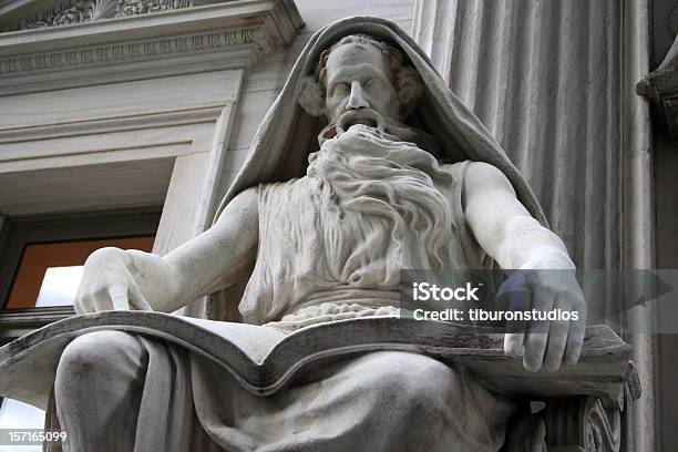 Estatua De Piedra De Sabiduría En La Biblioteca Foto de stock y más banco de imágenes de Gurú - Gurú, Sabiduría, Estatua