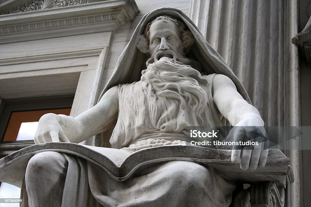 Statue de Pierre de sagesse dans la bibliothèque - Photo de Gourou libre de droits