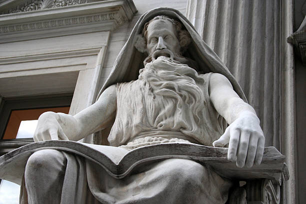 statue de pierre de sagesse dans la bibliothèque - column greek culture roman architecture photos et images de collection