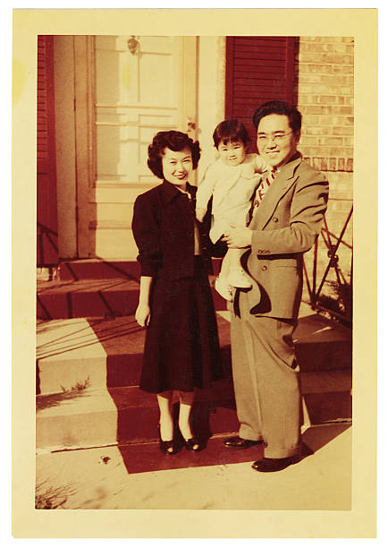 Jovem família asiática - fotografia de stock