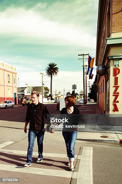 Paar Der Innenstadt Stockfoto und mehr Bilder von Frauen - Frauen, Gehen, Guadalupe - Santa Barbara