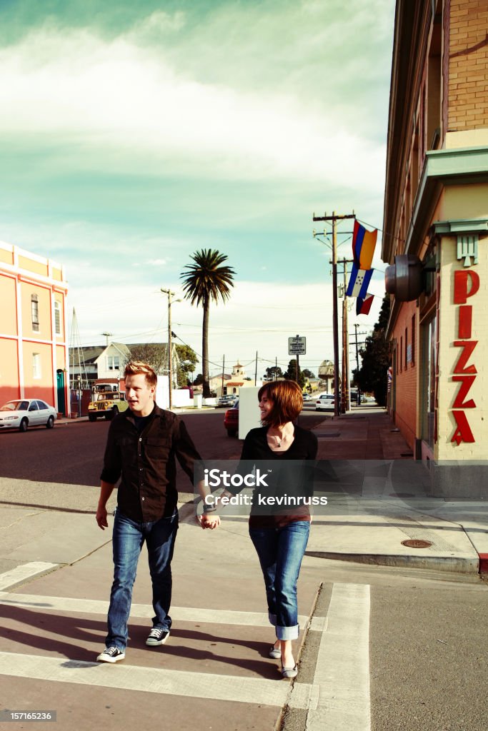 Couple dans le centre-ville - Photo de Femmes libre de droits