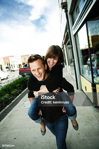 Casal Feliz Cidade - Fotografias de stock e mais imagens de Adulto - Adulto, Aluno da Universidade, Amizade