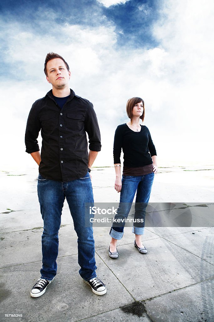 Молодая пара, которые позируют для фото - Стоковые фото Большой город роялти-фри