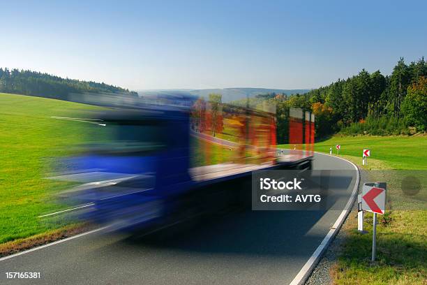 トラックを移動 - 丸太のストックフォトや画像を多数ご用意 - 丸太, 交通輸送, 道路