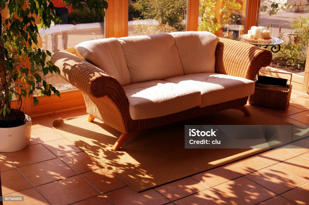 Sofá sob o sol - Foto de stock de Aconchegante royalty-free