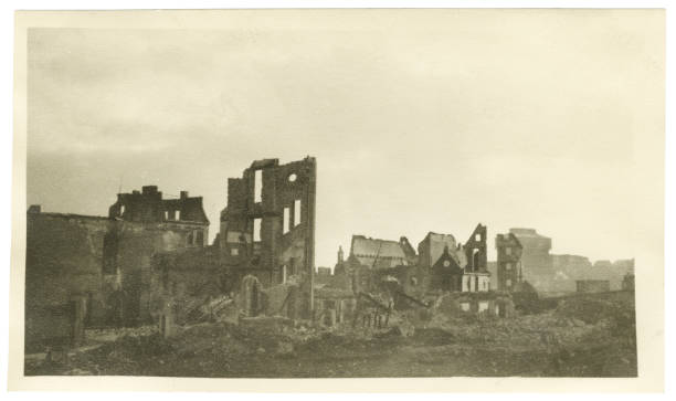 Decrepit edifícios em Bremen Alemanha durante a Guerra - fotografia de stock