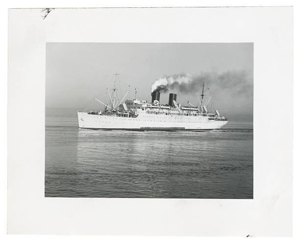 Velho Barco a vapor de água no oceano - fotografia de stock