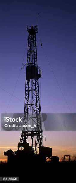 Plataforma Petrolífera Silhouette Panorámica Vertical Foto de stock y más banco de imágenes de Producción de combustible y energía