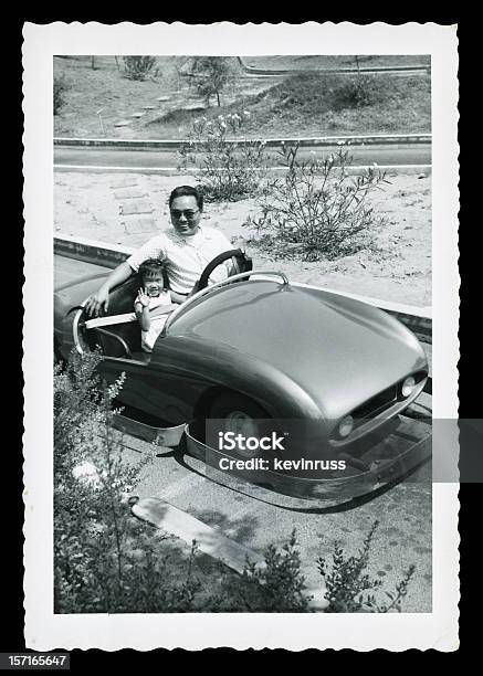 Padre E Hija En Un Coche Viejo Foto de stock y más banco de imágenes de Anticuado - Anticuado, Retro, Padre