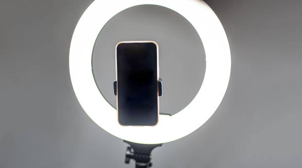 スマートフォン付きの自撮りledリングライト。ブログ機器。スタジオの背景。 - times square flash ストックフォトと画像