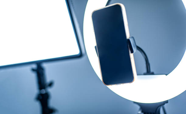 スマートフォン付きの自撮りledリングライト。ブログ機器。スタジオの背景。 - times square flash ストックフォトと画像