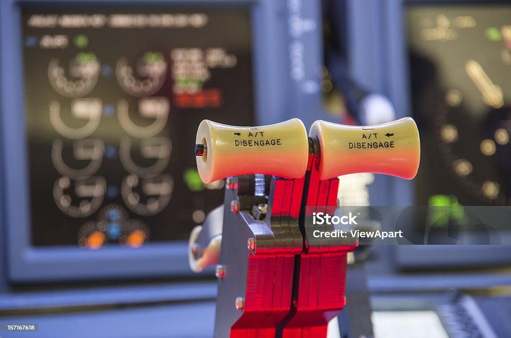 Caseras acelerador de un simulador de vuelo-Boeing 737-800 - Foto de stock de Cabina de mando libre de derechos