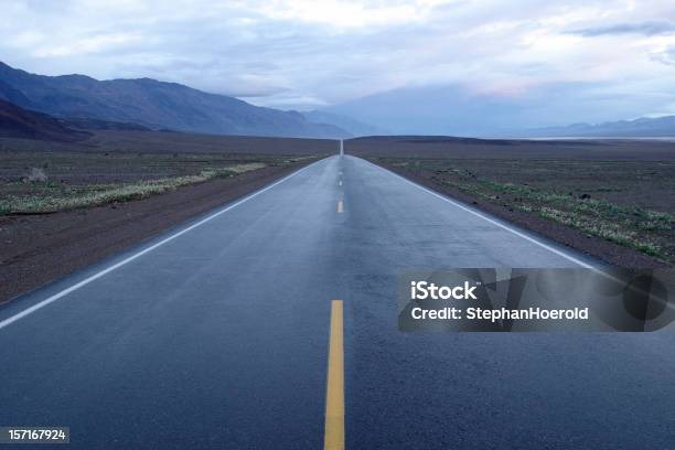 Foto de Road Até O Infinito e mais fotos de stock de Estrada - Estrada, Reto - Descrição Geral, Longo