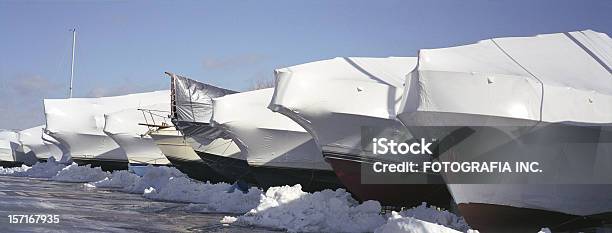 Foto de Barcos De Cobertura e mais fotos de stock de Neve - Neve, Veículo Aquático, Barco a Vela