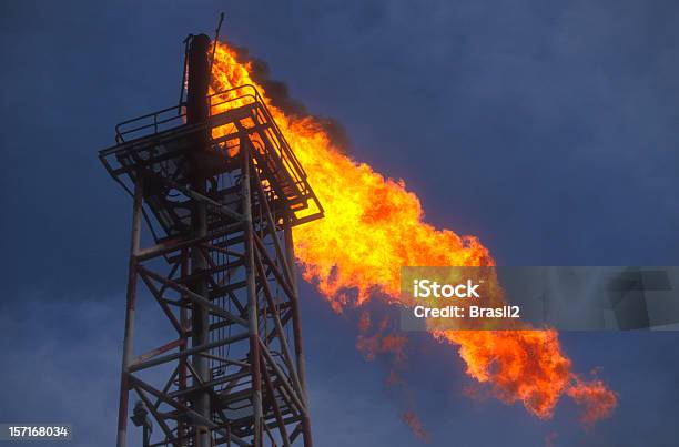 Foto de Óleo De Chama e mais fotos de stock de Fogo - Fogo, Plataforma de Perfuração, Poço de Petróleo