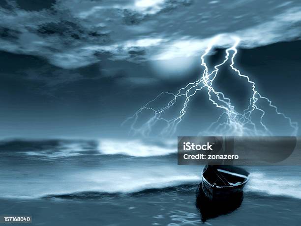 Storm Foto de stock y más banco de imágenes de Mar - Mar, Relámpagos, Agua