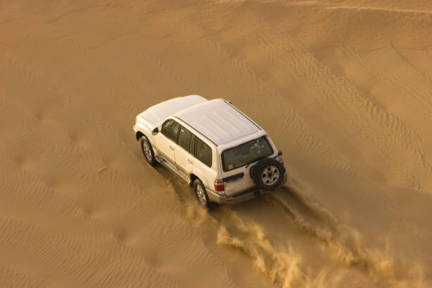 safari dans le désert - 4x4 desert sports utility vehicle dubai photos et images de collection