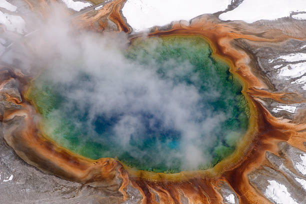 공중: 그랜드 프리즈매틱 연두빛, 옐로스톤 - midway geyser basin 뉴스 사진 이미지