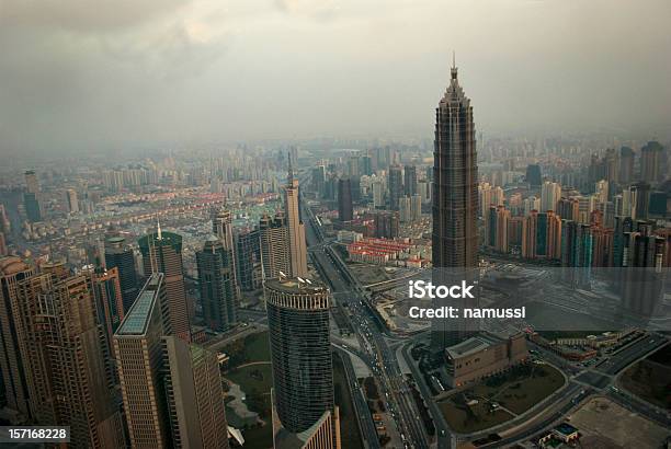 China Shanghai Pudong Jin Mao Tower Hyatt Foto de stock y más banco de imágenes de Aire libre - Aire libre, Alto - Descripción física, Anochecer