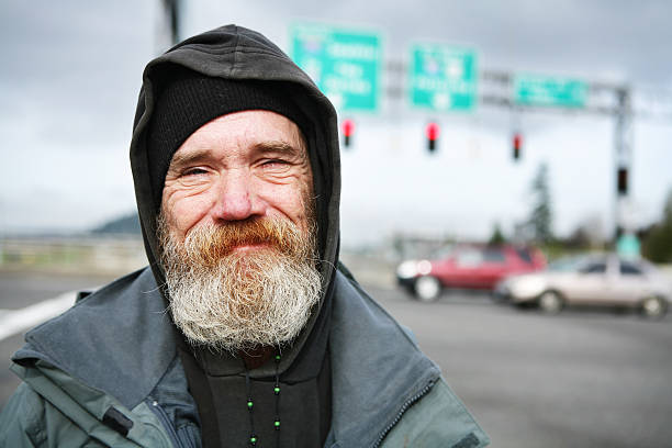 vicino foto di un uomo senzatetto - senzatetto foto e immagini stock