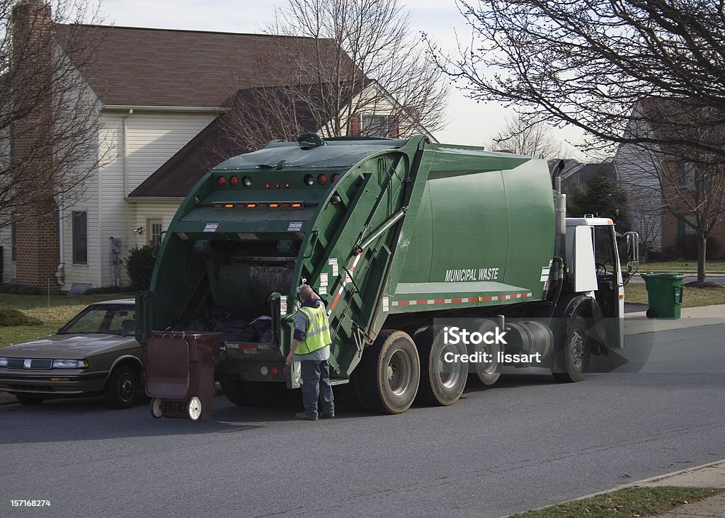 Camión de la basura con trabajador - Foto de stock de Basura libre de derechos