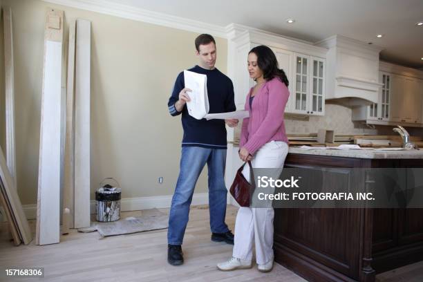 Casal A Planear Uma Nova Cozinha - Fotografias de stock e mais imagens de Adulto - Adulto, Ampliação da Casa, Arquitetura