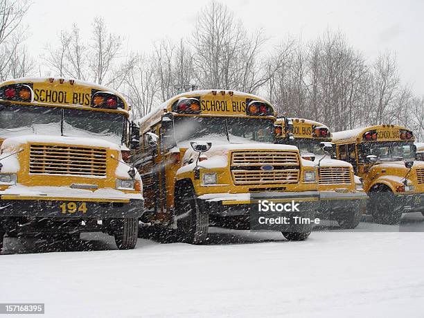 Foto de Ônibus Na Neve e mais fotos de stock de Ônibus Escolar - Ônibus Escolar, Frio, Inverno