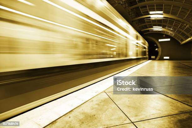 Acelere De Trenes Del Transporte Público Foto de stock y más banco de imágenes de Amarillo - Color - Amarillo - Color, Cemento, Ciudad