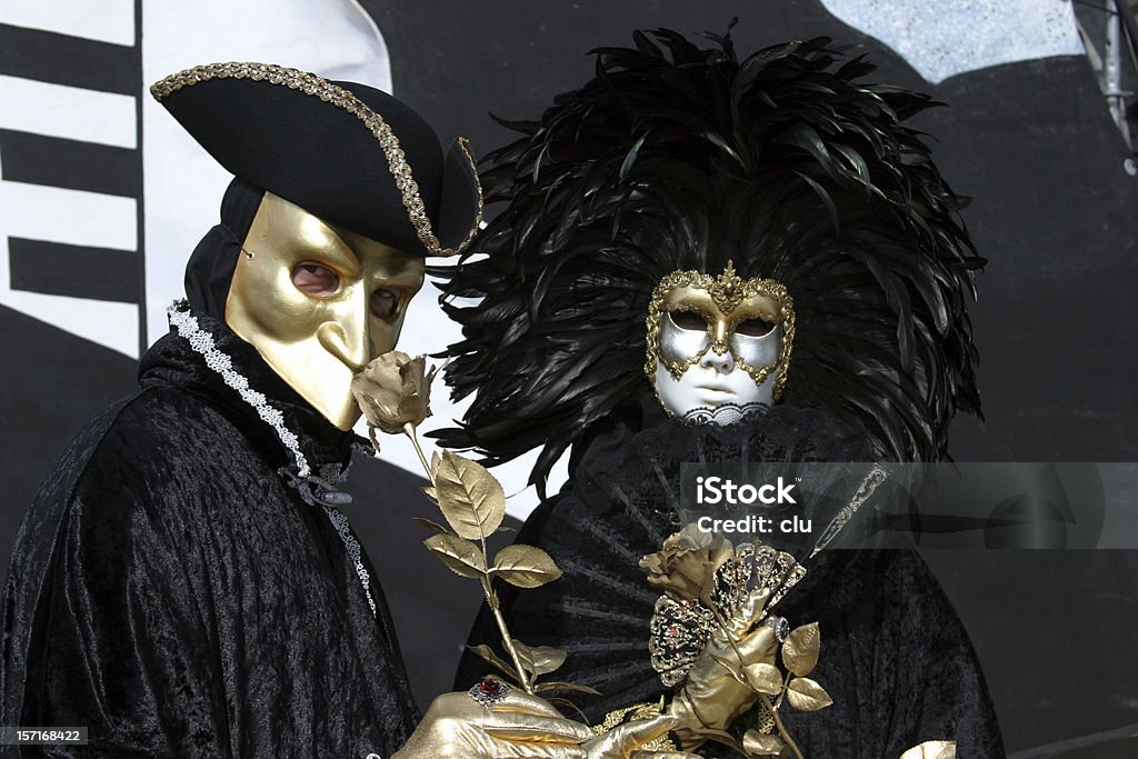 Золотая маска Венецианский карнавал черный Пара - Стоковые фото Королевство роялти-фри
