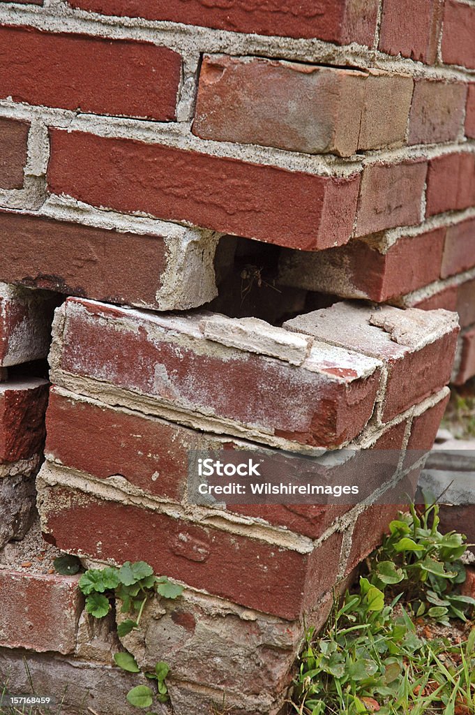 Écroulent s'effondrer brique Foundation échec: Échec pilon des articulations - Photo de Chantier de construction libre de droits