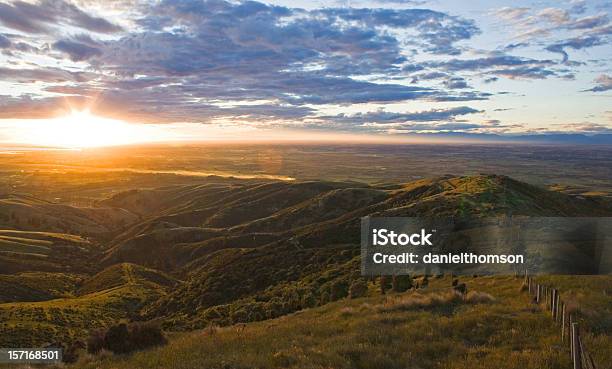 Sonnenuntergang Über Canterbury Plains Stockfoto und mehr Bilder von Sonnenuntergang - Sonnenuntergang, Berg, Rollen