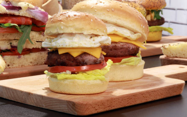 mini hamburger and mini hamburger with egg, cheese and meat