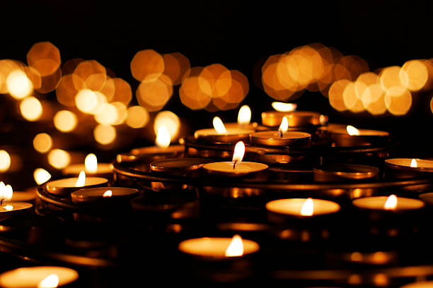 candele di preghiera - tea light foto e immagini stock