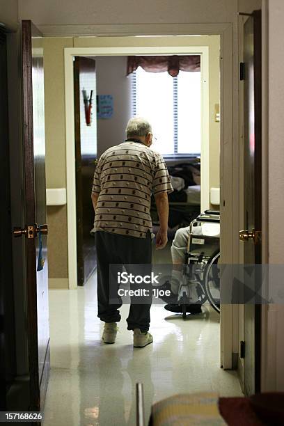 Foto de Corredor Conversa e mais fotos de stock de Adulto - Adulto, Aposentadoria, Cadeira de rodas - Equipamento Ortopédico