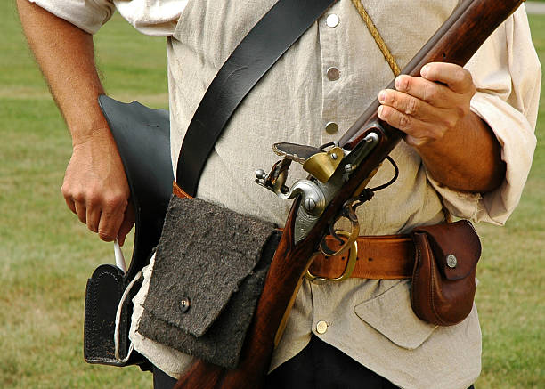 콜로니얼 군용동물에는 다시 enactor musket 준비합니다. - colonial style armed forces historical reenactment usa 뉴스 사진 이미지