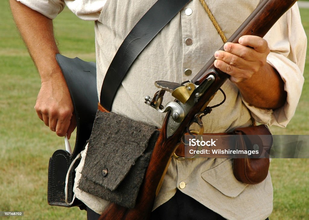 Colonial Military ponownie Enactor przygotowuje Musket - Zbiór zdjęć royalty-free (Bitwa)