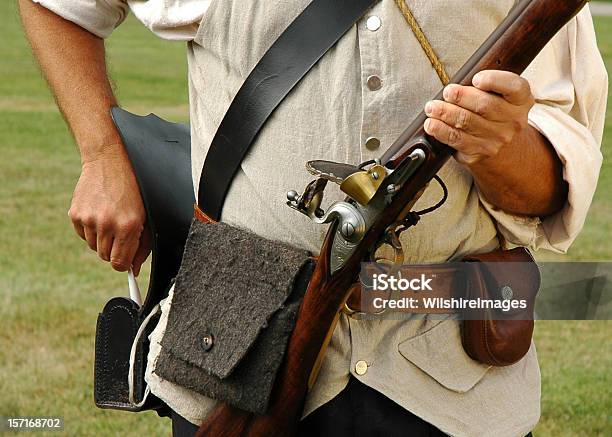 Colonial Military Ponownie Enactor Przygotowuje Musket - zdjęcia stockowe i więcej obrazów Bitwa