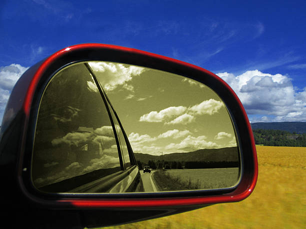 mirando por la ventana de coche con b & con reflejo en espejo lateral - rear view mirror car mirror sun fotografías e imágenes de stock
