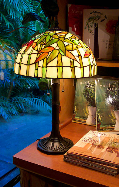 luz antigo - tiffany lamp imagens e fotografias de stock