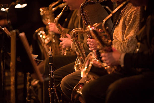 bigband: saxophon abschnitt eine jazz-band konzert - notenständer fotos stock-fotos und bilder