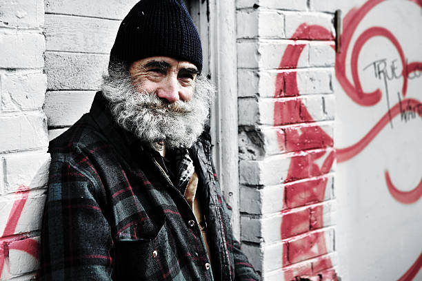 sonriente hombre sin hogar. - homelessness men white black fotografías e imágenes de stock