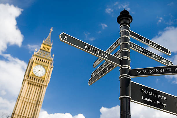 sinalização rodoviária em londres, com torre de relógio no fundo. - city of westminster big ben london england whitehall street imagens e fotografias de stock