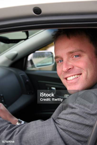 Mann Fahren Und Lächeln Stockfoto und mehr Bilder von Auto - Auto, Blick durchs Fenster, Fenster