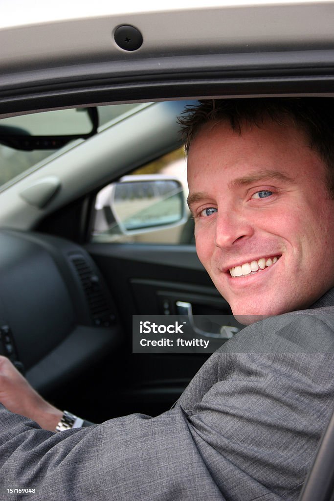 Homem dirigindo e sorrindo - Foto de stock de Carro royalty-free