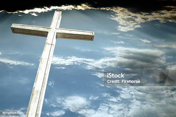 Cross - Fotografie stock e altre immagini di A forma di croce - A forma di croce, Cattolicesimo, Composizione orizzontale